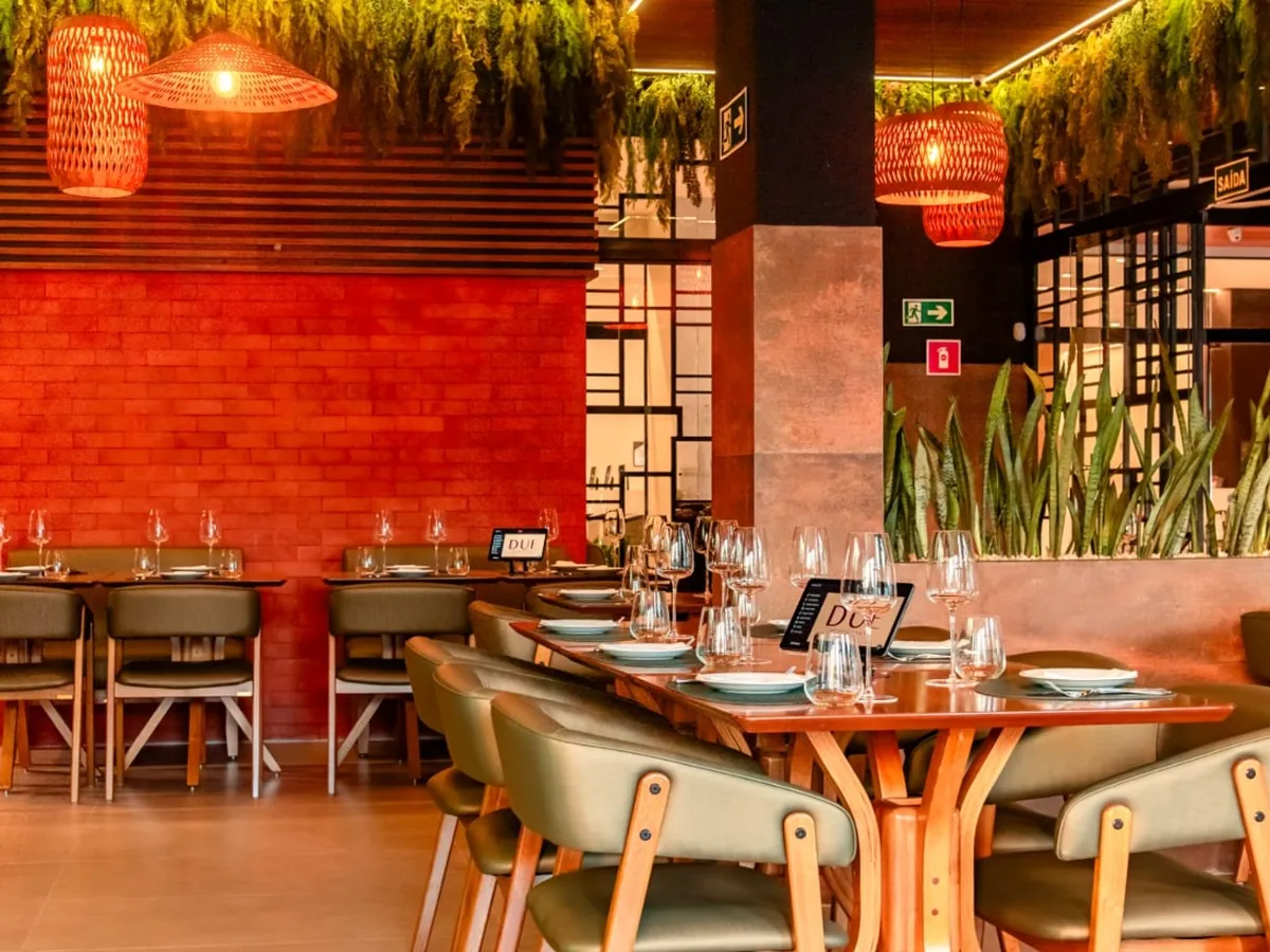 Salão do DUE Restaurante com parede de destaque, projeto da Híbrida Arquitetura