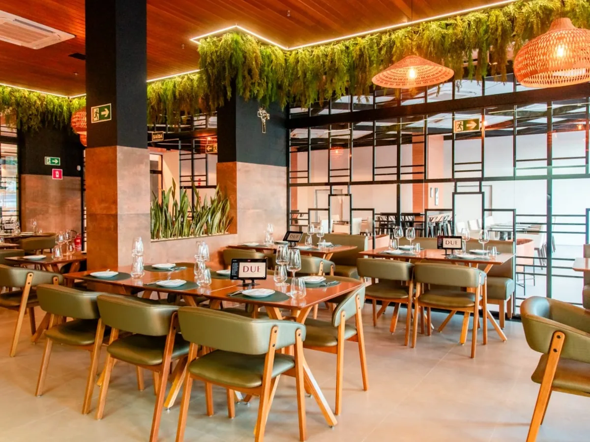 Salão do DUE Restaurante, projeto da Híbrida Arquitetura