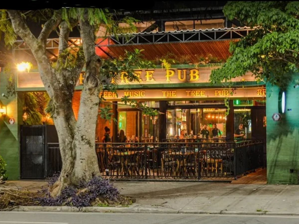 Fachada do The Tree Pub, projeto da Híbrida Arquitetura